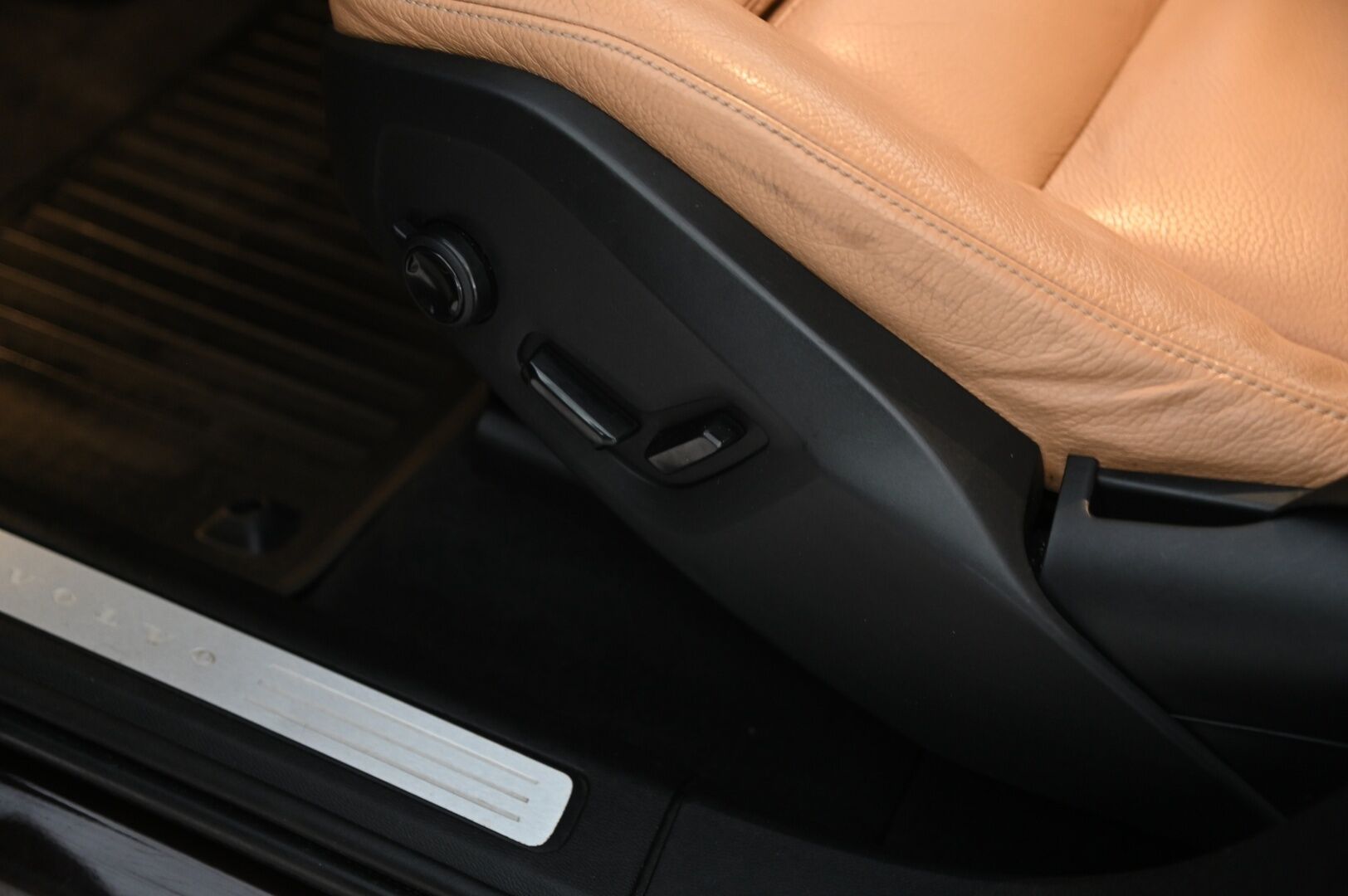 Volvo XC60 2019 T8 AWD Inscription aut * ACC / Koukku / Ruskeat muistinahat / Panorama / VOC * - 2 Aluvanteet hyvillä renkailla / Juuri tehty jakopää - HULLUT AVAJAISHULINAT KORKOTARJOUS 3,29 %