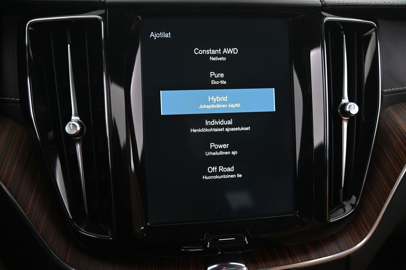 Volvo XC60 2018 T8 AWD Inscription aut * ACC / Koukku / Ruskeat muistinahat / Panorama / VOC * - 2 Aluvanteet hyvillä renkailla / Juuri tehty jakopää - HULLUT AVAJAISHULINAT KORKOTARJOUS 3,29 %