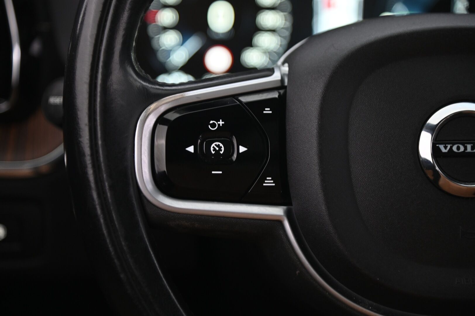 Volvo XC60 2019 T8 AWD Inscription aut * ACC / Koukku / Ruskeat muistinahat / Panorama / VOC * - 2 Aluvanteet hyvillä renkailla / Juuri tehty jakopää - HULLUT AVAJAISHULINAT KORKOTARJOUS 3,29 %