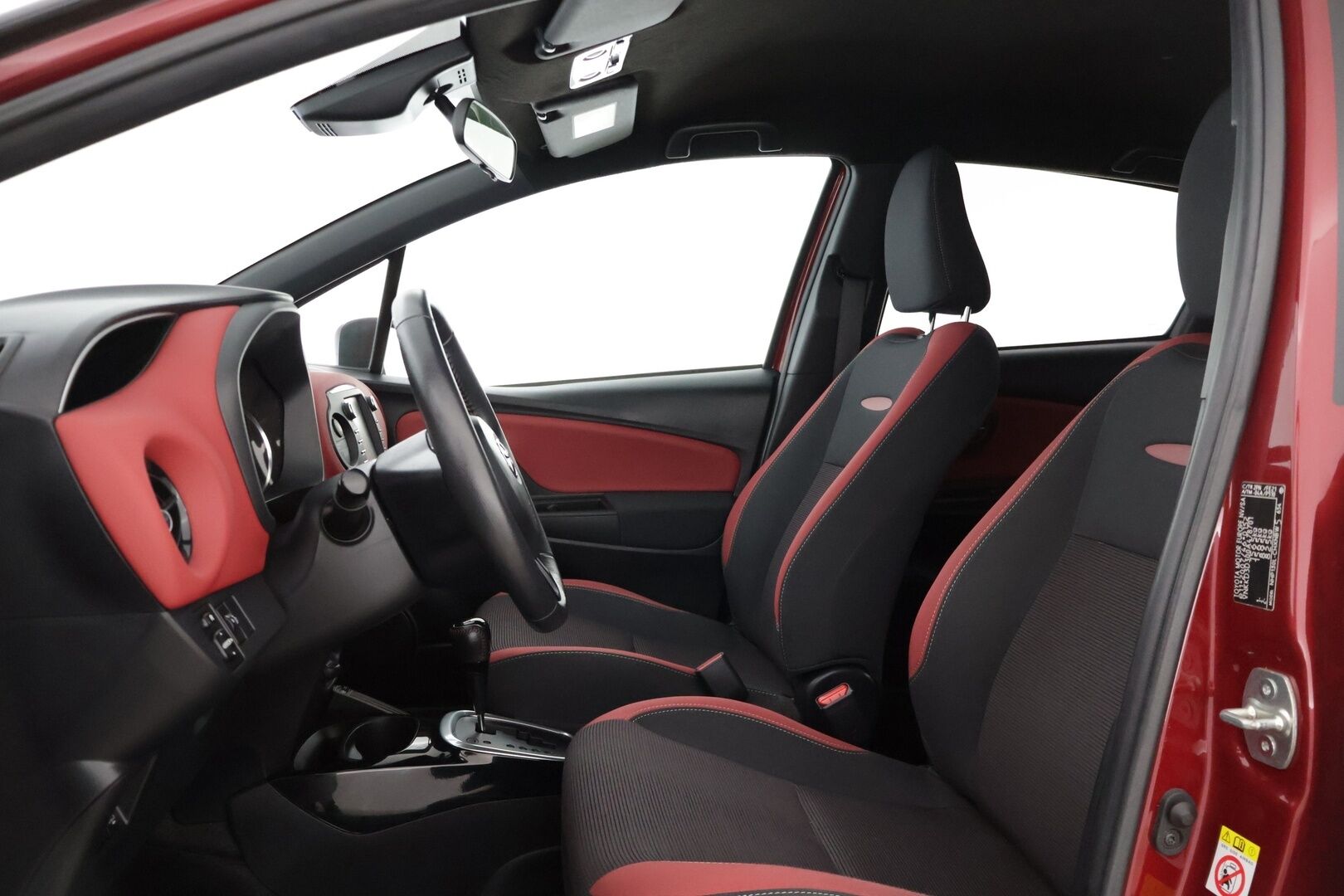 Toyota Yaris 2018 1,5 Hybrid Red Style 5ov * Lohkolämmitin / P-kamera / Vakkari / Navi / Kaistavahti * - * Suomi-auto / Kahdet renkaat alumiinivanteilla *