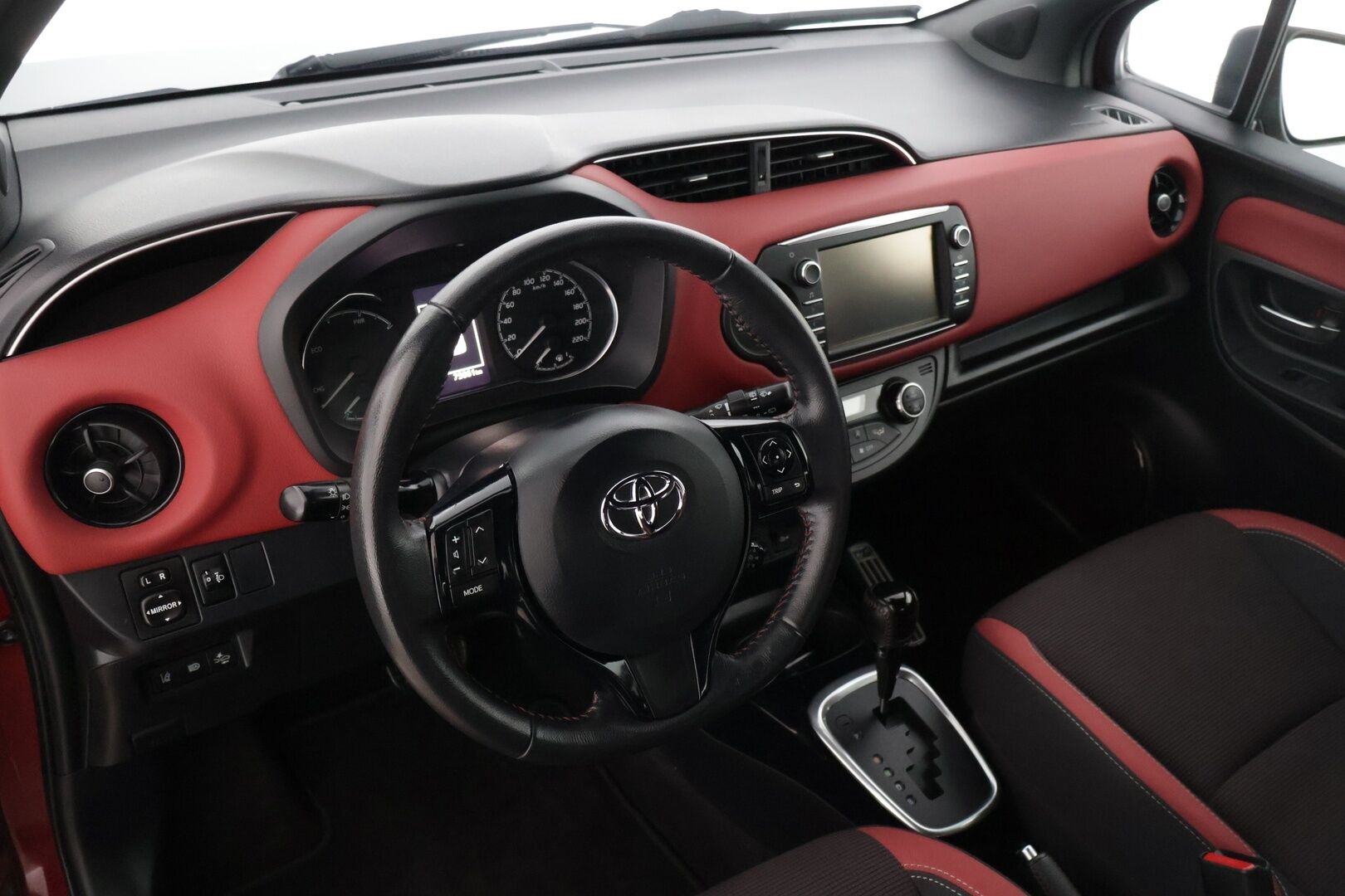 Toyota Yaris 2018 1,5 Hybrid Red Style 5ov * Lohkolämmitin / P-kamera / Vakkari / Navi / Kaistavahti * - * Suomi-auto / Kahdet renkaat alumiinivanteilla *