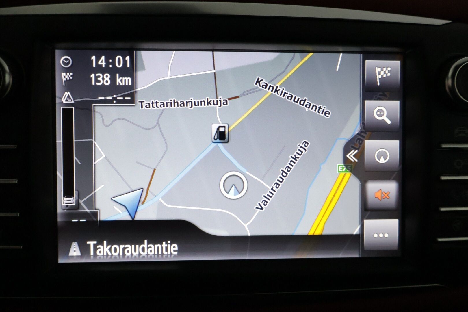 Toyota Yaris 2018 1,5 Hybrid Red Style 5ov * Lohkolämmitin / P-kamera / Vakkari / Navi / Kaistavahti * - * Suomi-auto / Kahdet renkaat alumiinivanteilla *