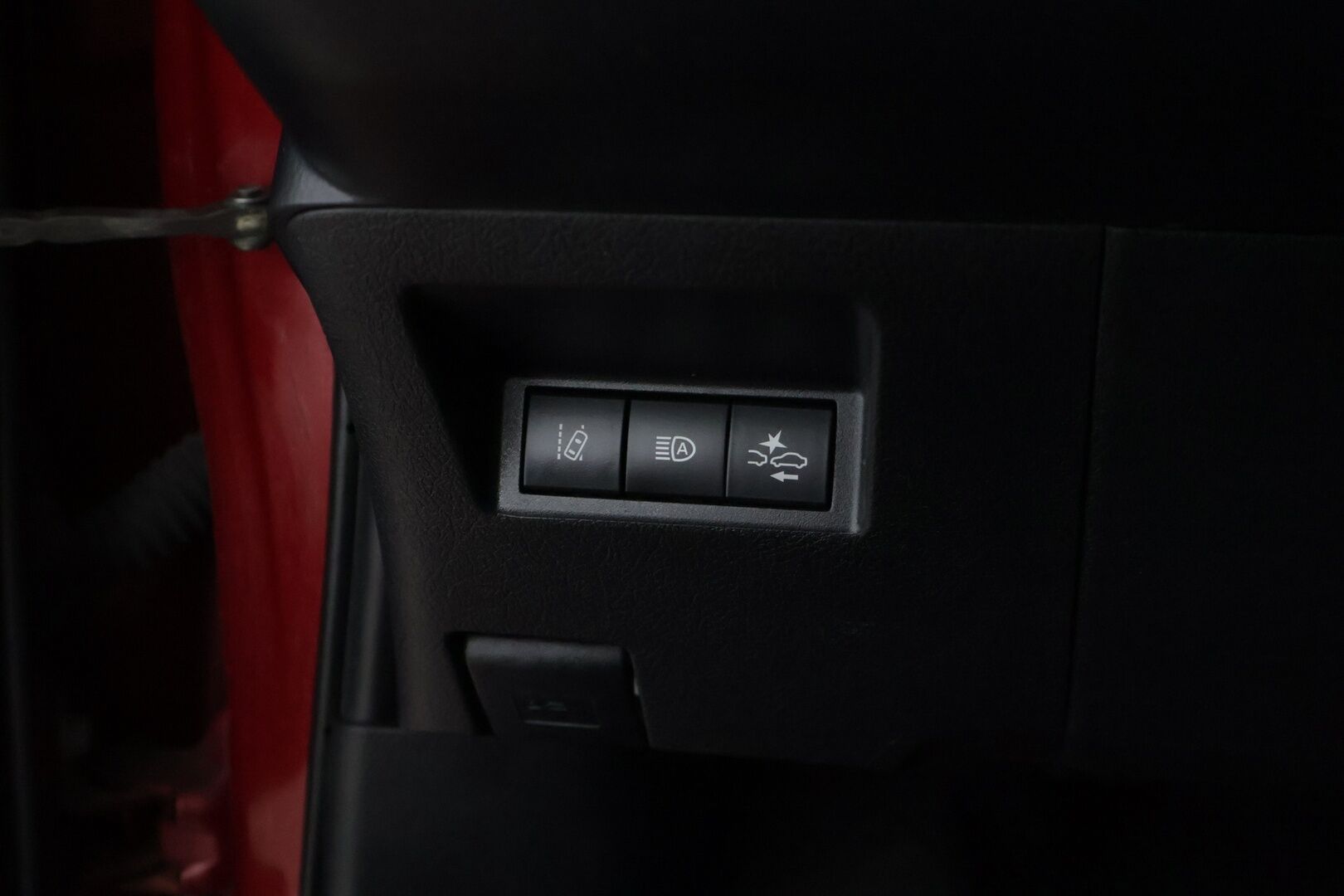 Toyota Yaris 2018 1,5 Hybrid Red Style 5ov * Lohkolämmitin / P-kamera / Vakkari / Navi / Kaistavahti * - * Suomi-auto / Kahdet renkaat alumiinivanteilla *