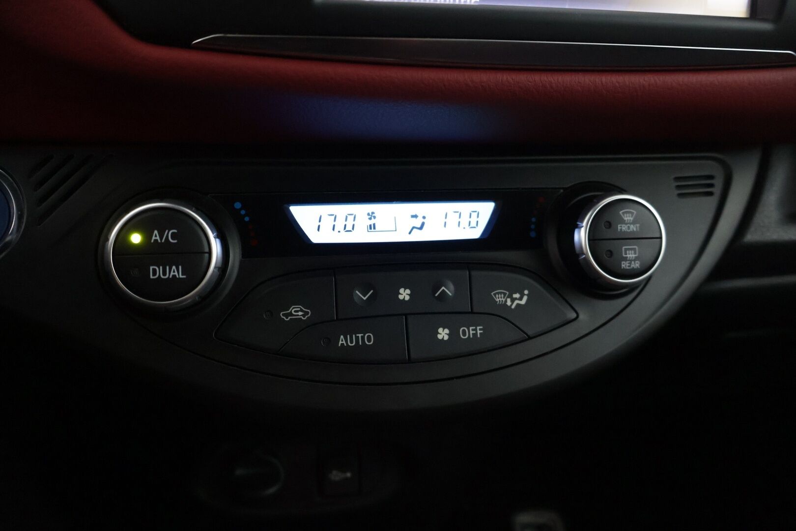 Toyota Yaris 2018 1,5 Hybrid Red Style 5ov * Lohkolämmitin / P-kamera / Vakkari / Navi / Kaistavahti * - * Suomi-auto / Kahdet renkaat alumiinivanteilla *