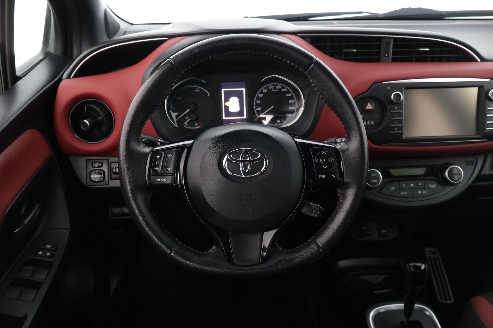 Toyota Yaris 2018 1,5 Hybrid Red Style 5ov * Lohkolämmitin / P-kamera / Vakkari / Navi / Kaistavahti * - * Suomi-auto / Kahdet renkaat alumiinivanteilla *