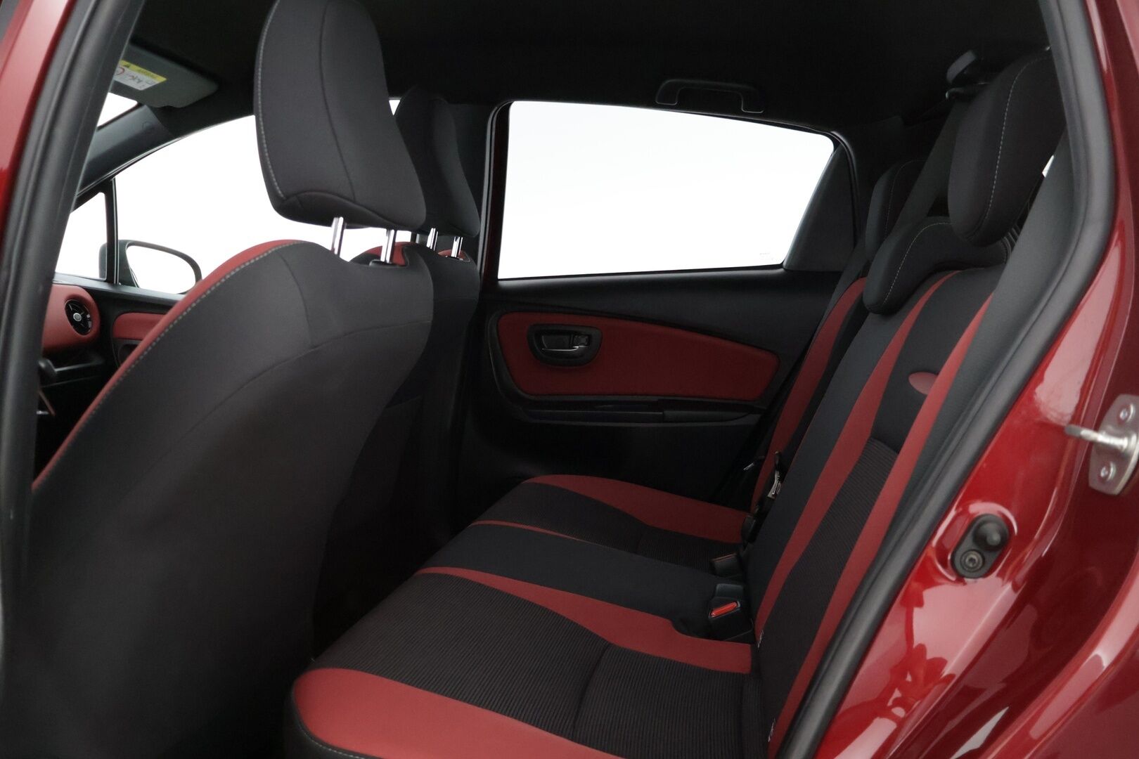 Toyota Yaris 2018 1,5 Hybrid Red Style 5ov * Lohkolämmitin / P-kamera / Vakkari / Navi / Kaistavahti * - * Suomi-auto / Kahdet renkaat alumiinivanteilla *
