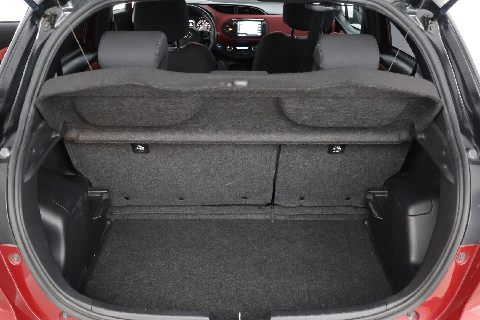 Toyota Yaris 2018 1,5 Hybrid Red Style 5ov * Lohkolämmitin / P-kamera / Vakkari / Navi / Kaistavahti * - * Suomi-auto / Kahdet renkaat alumiinivanteilla *