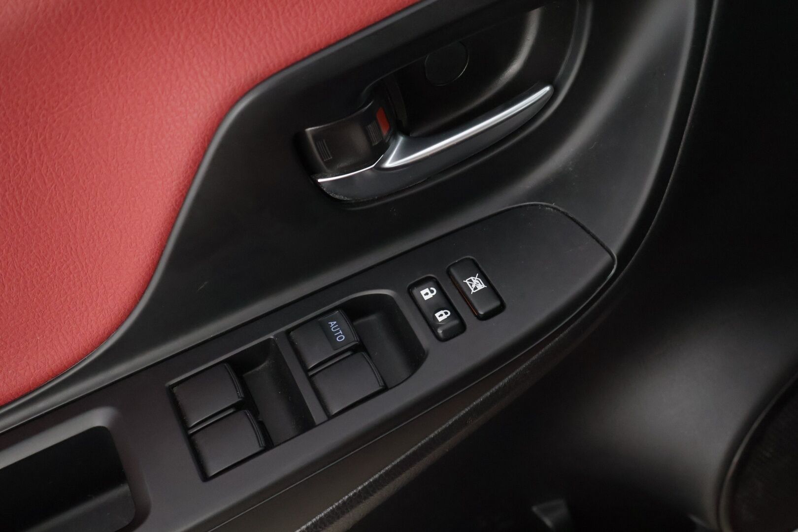 Toyota Yaris 2018 1,5 Hybrid Red Style 5ov * Lohkolämmitin / P-kamera / Vakkari / Navi / Kaistavahti * - * Suomi-auto / Kahdet renkaat alumiinivanteilla *
