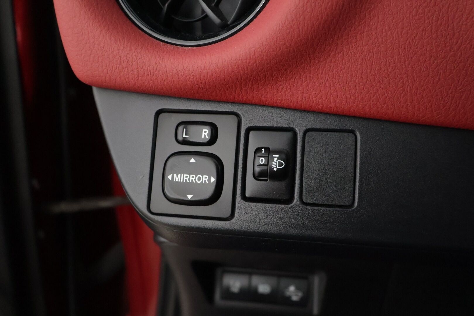 Toyota Yaris 2018 1,5 Hybrid Red Style 5ov * Lohkolämmitin / P-kamera / Vakkari / Navi / Kaistavahti * - * Suomi-auto / Kahdet renkaat alumiinivanteilla *