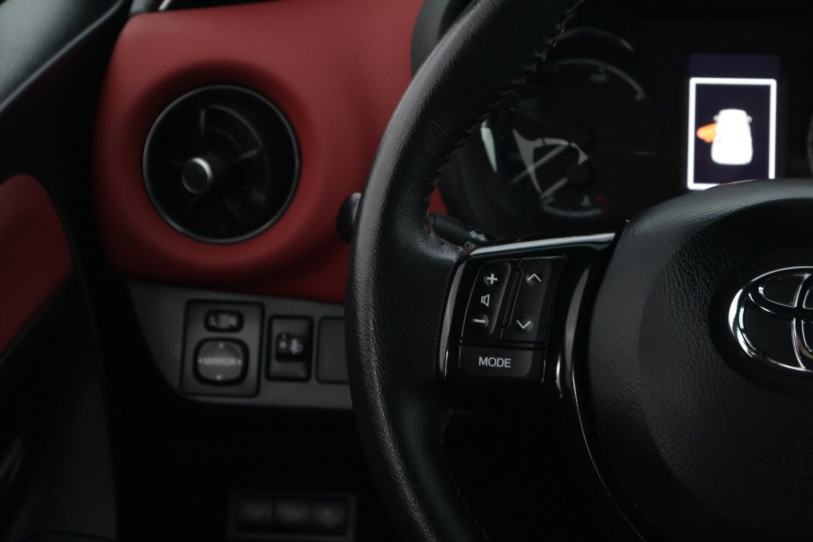 Toyota Yaris 2018 1,5 Hybrid Red Style 5ov * Lohkolämmitin / P-kamera / Vakkari / Navi / Kaistavahti * - * Suomi-auto / Kahdet renkaat alumiinivanteilla *