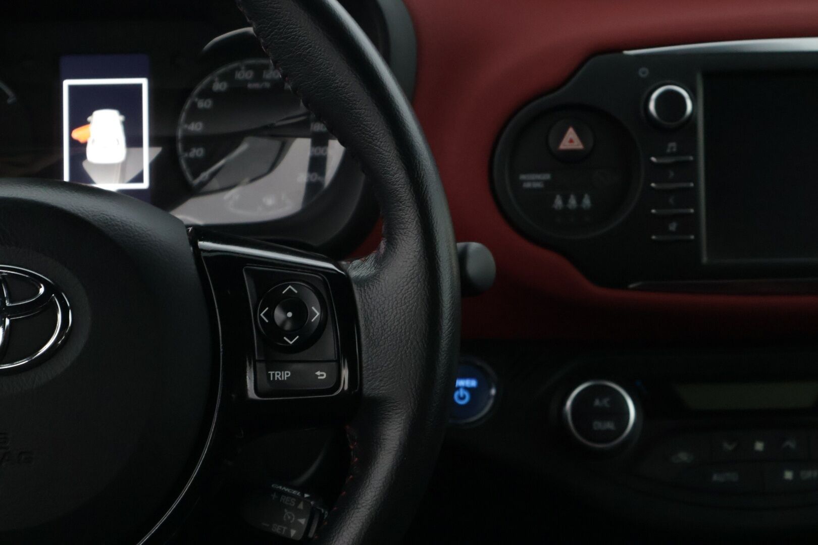 Toyota Yaris 2018 1,5 Hybrid Red Style 5ov * Lohkolämmitin / P-kamera / Vakkari / Navi / Kaistavahti * - * Suomi-auto / Kahdet renkaat alumiinivanteilla *