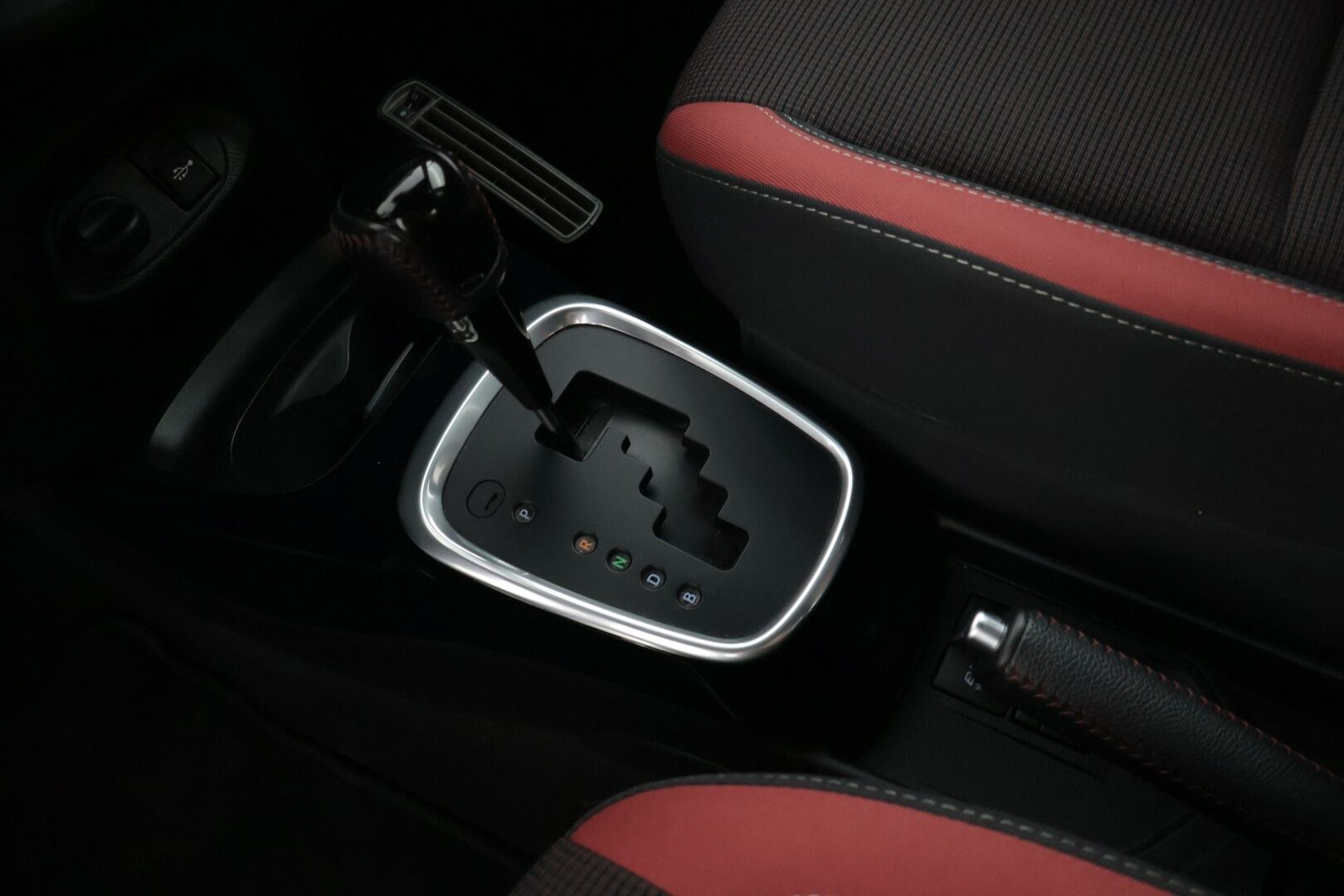 Toyota Yaris 2018 1,5 Hybrid Red Style 5ov * Lohkolämmitin / P-kamera / Vakkari / Navi / Kaistavahti * - * Suomi-auto / Kahdet renkaat alumiinivanteilla *