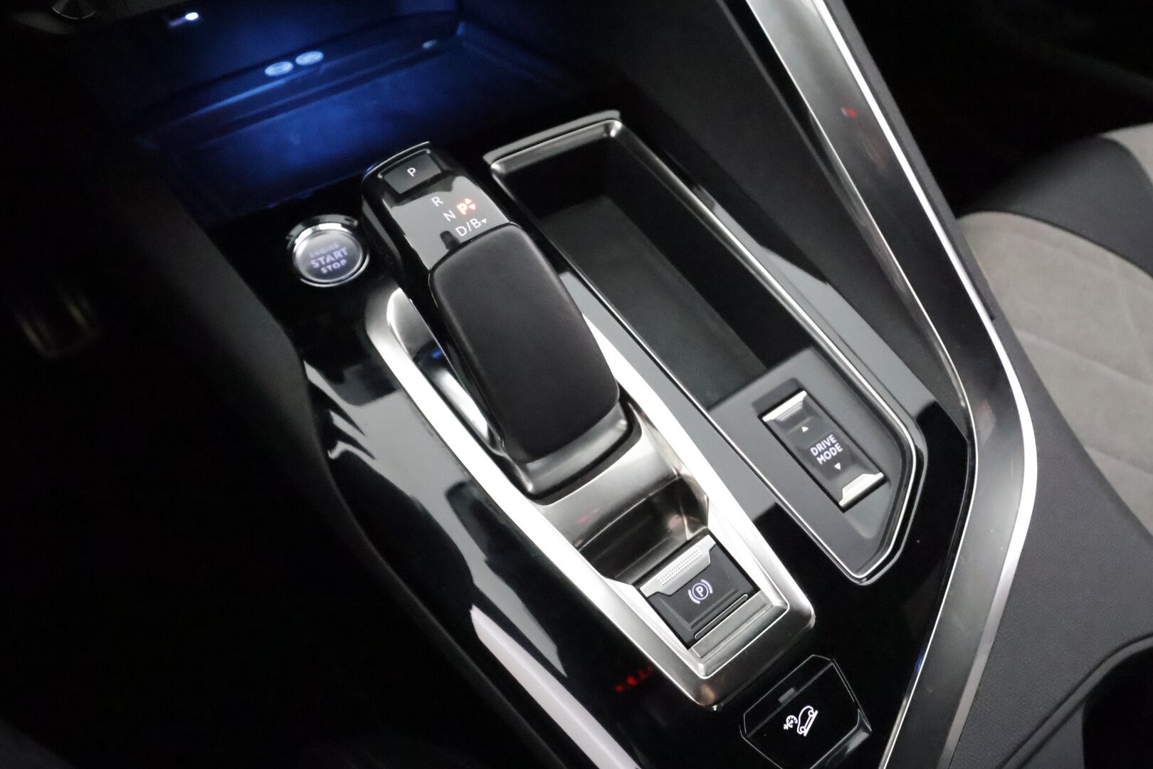 Peugeot 3008 2020 GT Hybrid4 300 EAT8-automaatti * Lisälämmitin / Koukku / ACC / Full-LED / P.Kamera / Navi / Kaistavahti * - 1-om suomi-auto / Kahdet renkaat aluvanteilla / Merkkihuollot - HULLUT AVAJAISHULINAT KORKOTARJOUS 3,29 %