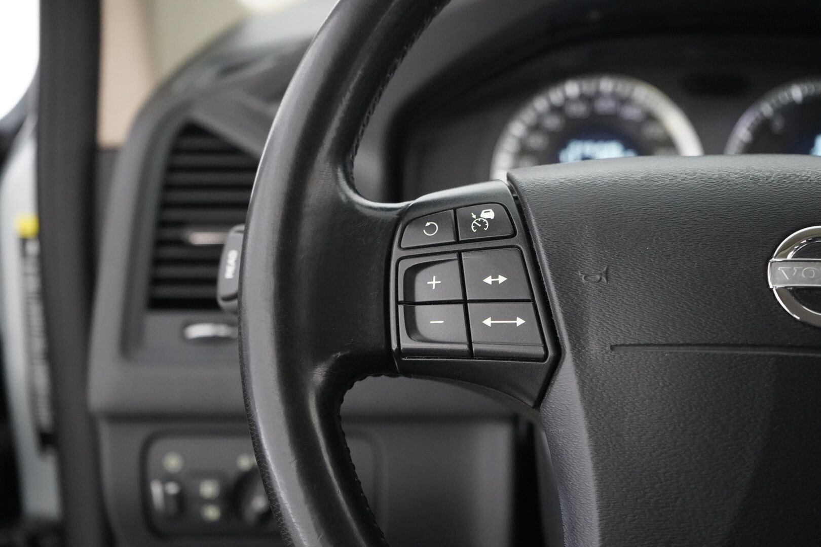 Volvo XC60 2009 D5 AWD Summum aut - ACC | Webasto | Koukku | Keyless | Nahkasisusta | BLIS | Muistipenkki | Katsastus 03/26 | Jakohihna 05/26