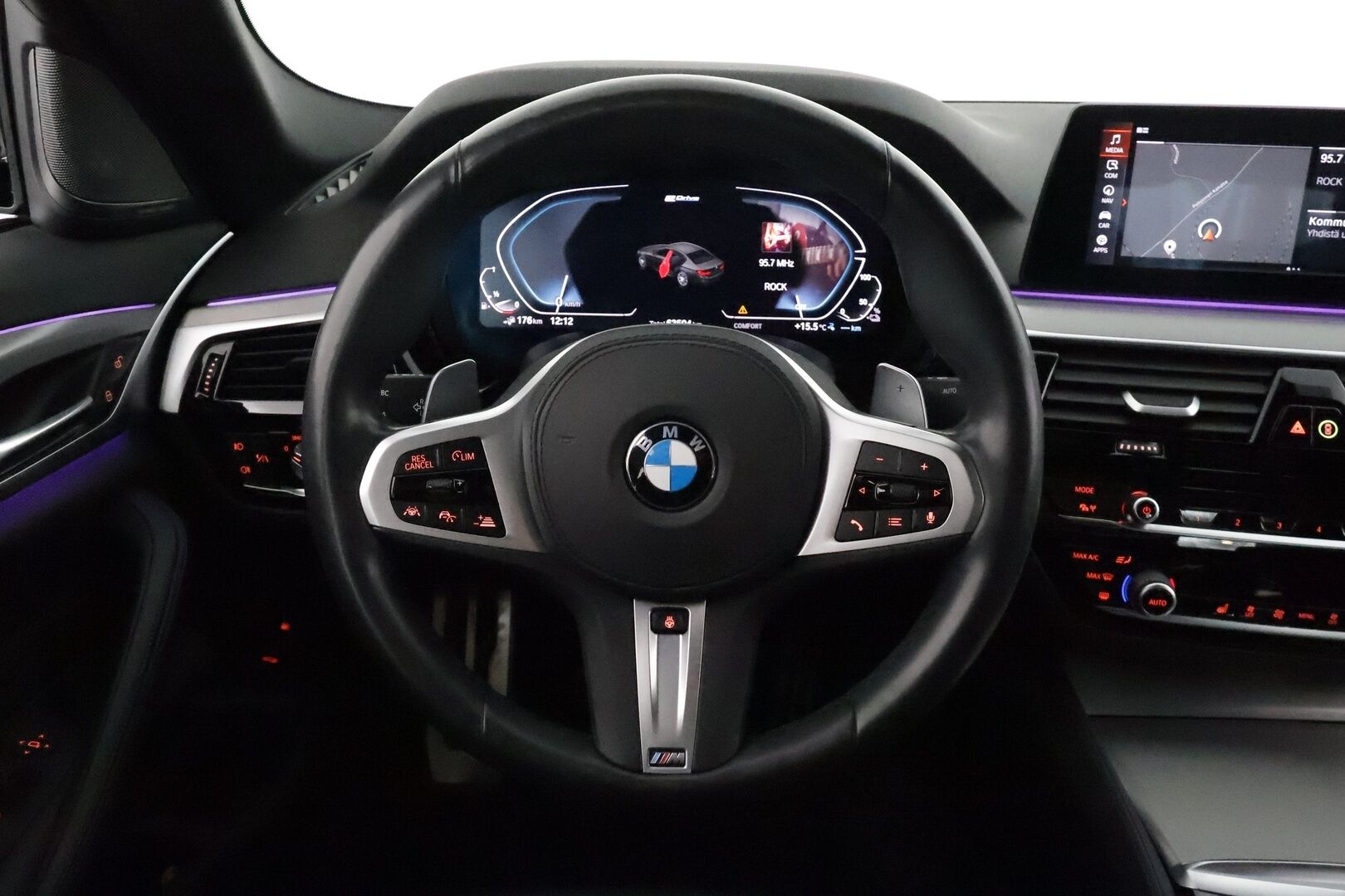 BMW 530 2020 G30 Sedan 530e xDrive A Charged Edition M Sport **ACC / Night Vision / 360° / HUD / H&K / Adapt.LED / Facelift** - 3,99 % KORKOTARJOUS TÄHÄN AUTOON 21.9. ASTI! - Kahdet renkaat aluvanteilla / Merkkihuollettu / Hyvät varusteet!