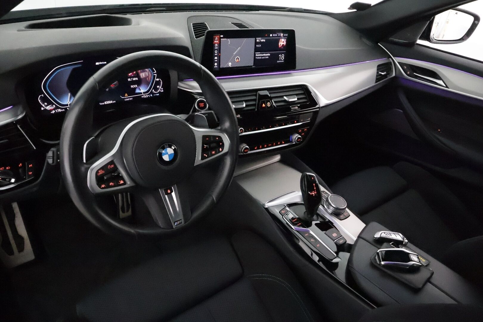 BMW 530 2020 G30 Sedan 530e xDrive A Charged Edition M Sport **ACC / Night Vision / 360° / HUD / H&K / Adapt.LED / Facelift** - 3,99 % KORKOTARJOUS TÄHÄN AUTOON 21.9. ASTI! - Kahdet renkaat aluvanteilla / Merkkihuollettu / Hyvät varusteet!