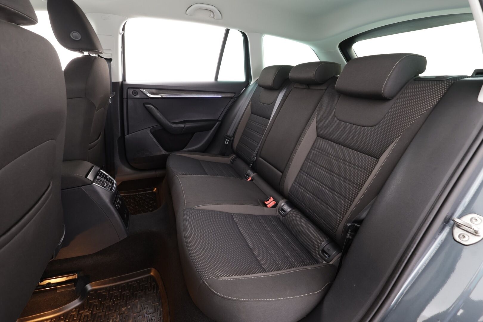 Skoda Octavia 2020 Combi 2,0 TDI 184 4x4 Scout BusinessLine DSG * ACC / Webasto / P.Kamera / Koukku /  Muistipenkki / LED / Kaistavahti * - Kahdet Renkaat / 1-om Suomi-auto - HULLUT JOULUT KORKOTARJOUS 2,49% 