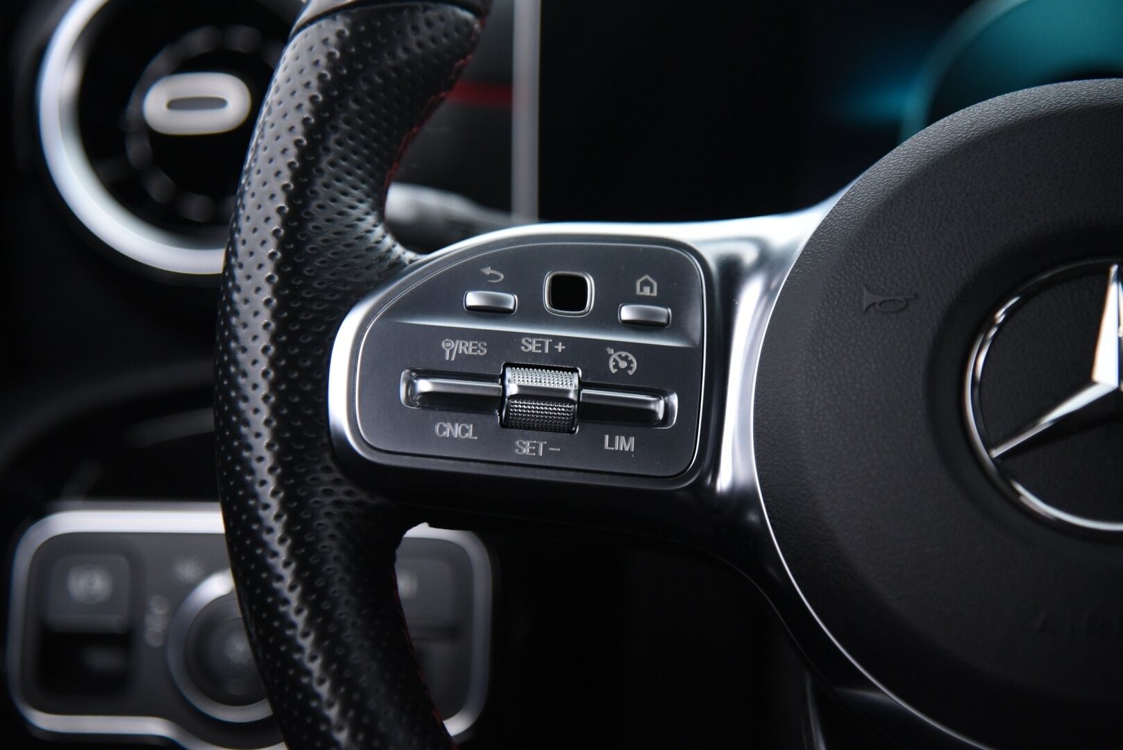 Mercedes-Benz A 2020 250 e A Business AMG Edition EQ Power / Suomi-Auto / P-Kamera / Vakkari / NAVI / LED / App-Connect - Taloudellinen & Näyttävä / Sähkökantama jopa 72km !