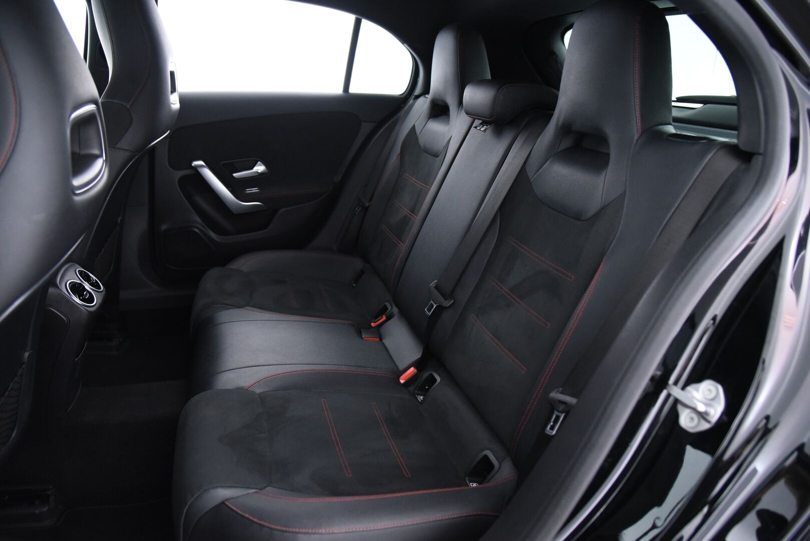 Mercedes-Benz A 2020 250 e A Business AMG Edition EQ Power / Suomi-Auto / P-Kamera / Vakkari / NAVI / LED / App-Connect - AMG sisä- ja ulkopaketilla! / Sähkökantama jopa 72km ! - HULLUT BLACKWEEK JATKOT - KORKOTARJOUS 2,49%