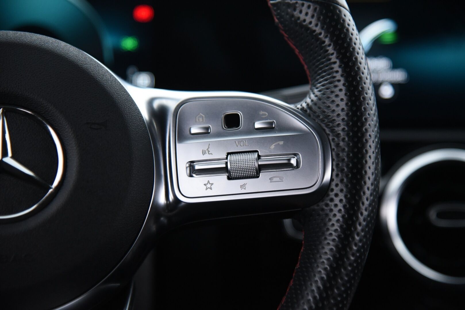 Mercedes-Benz A 2020 250 e A Business AMG Edition EQ Power / Suomi-Auto / P-Kamera / Vakkari / NAVI / LED / App-Connect - AMG sisä- ja ulkopaketilla! / Sähkökantama jopa 72km !