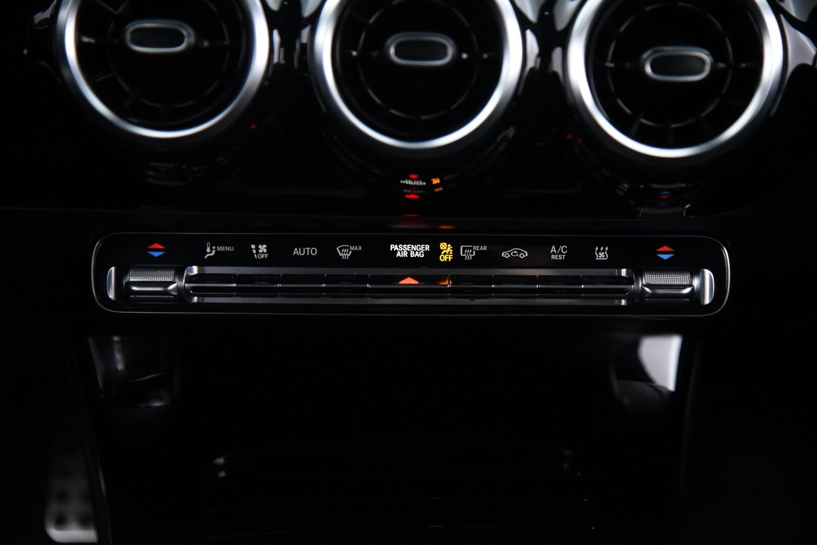 Mercedes-Benz A 2020 250 e A Business AMG Edition EQ Power / Suomi-Auto / P-Kamera / Vakkari / NAVI / LED / App-Connect - Taloudellinen & Näyttävä / Sähkökantama jopa 72km !