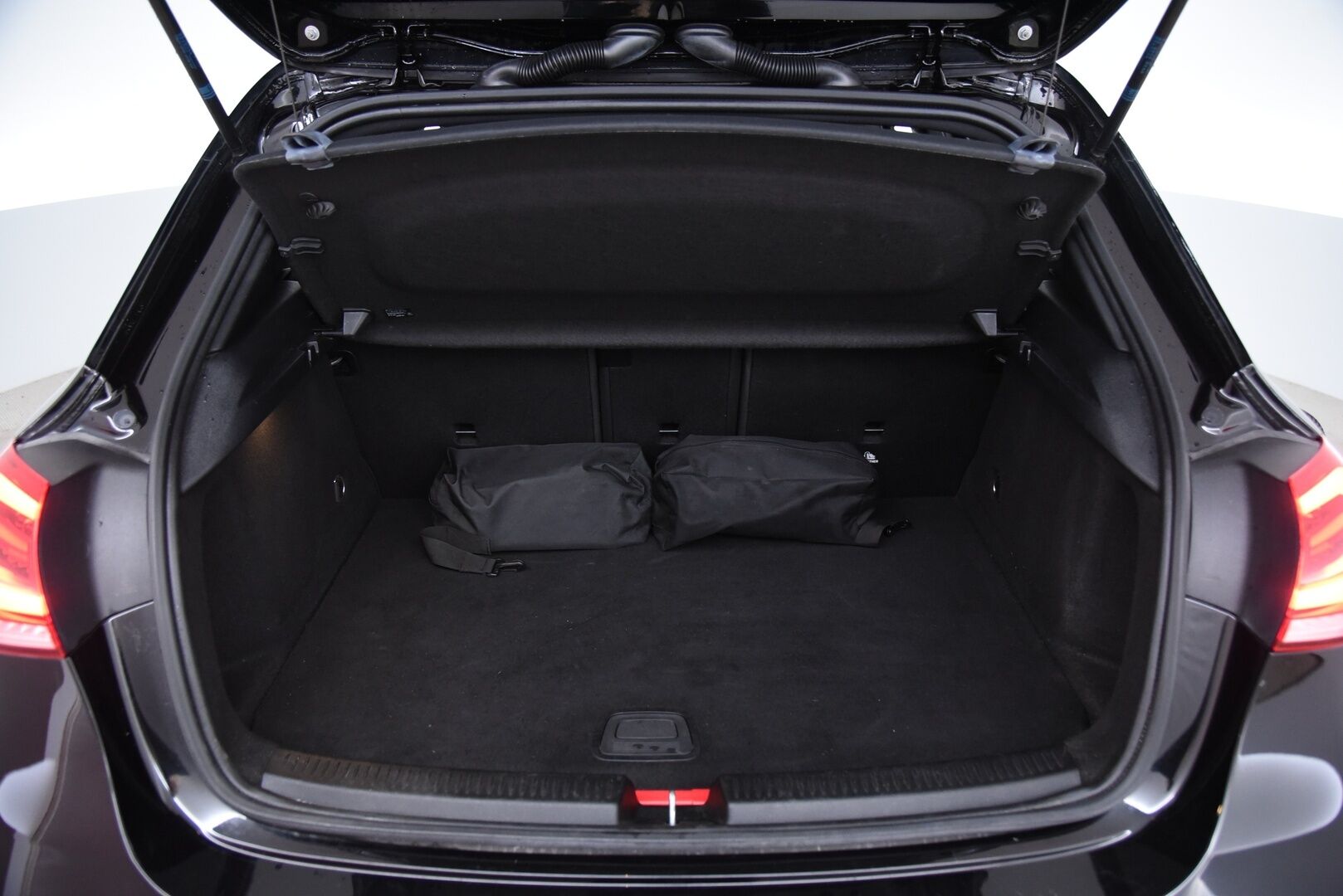 Mercedes-Benz A 2020 250 e A Business AMG Edition EQ Power / Suomi-Auto / P-Kamera / Vakkari / NAVI / LED / App-Connect - AMG sisä- ja ulkopaketilla! / Sähkökantama jopa 72km ! - HULLUT BLACKWEEK JATKOT - KORKOTARJOUS 2,49%