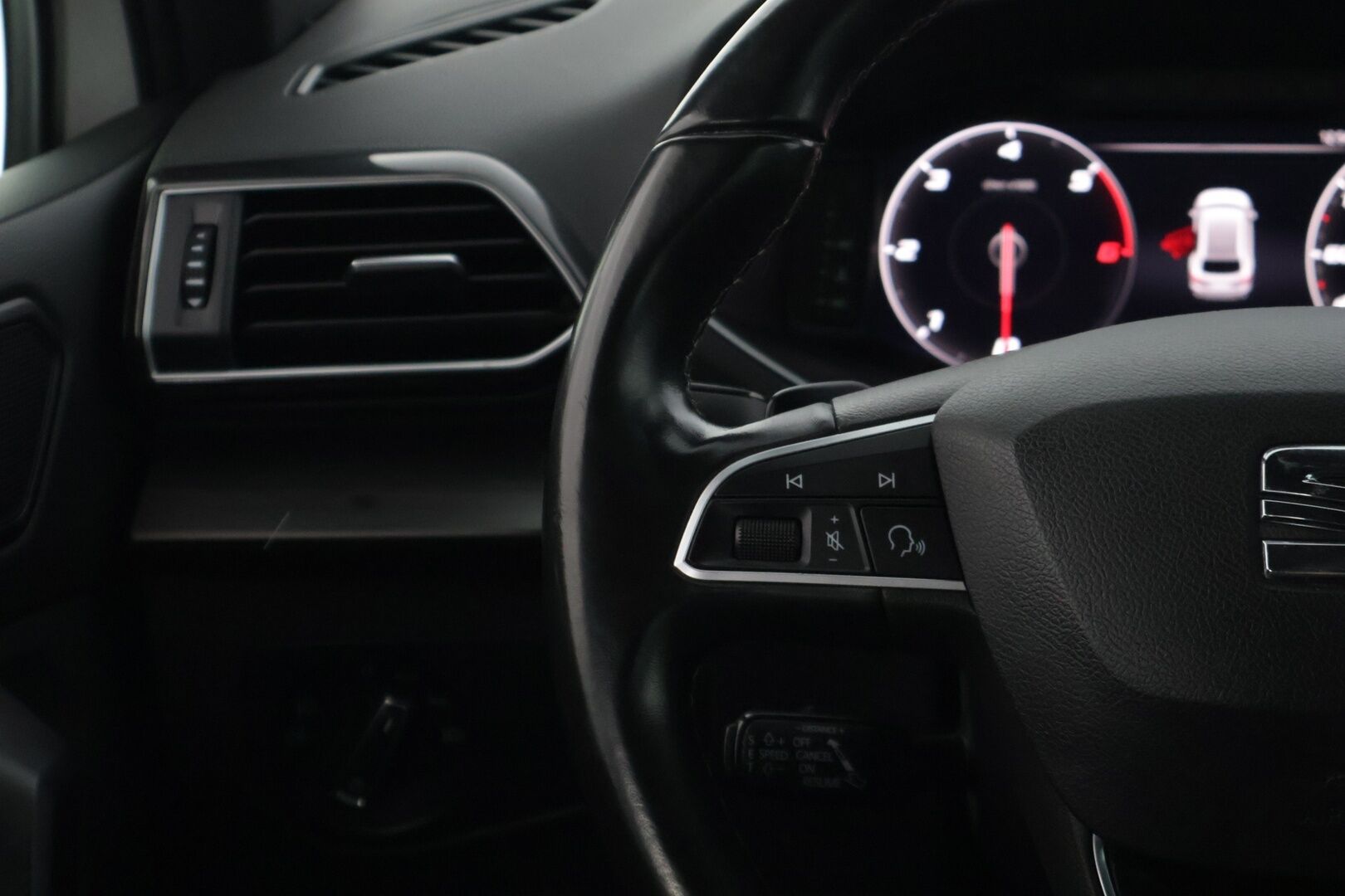 Seat Tarraco 2020 2,0 TDI 150 4DRIVE Xcellence * Adapt.vakkari / Vetokoukku / P-Kamera / Webasto / Nahkapenkit * - *Merkkihuollettu / Jakopää tehty 12/25 / Mukaan kahdet hyväkuntoiset renkaat alumiinivanteilla 7 Juuri katsastettu *