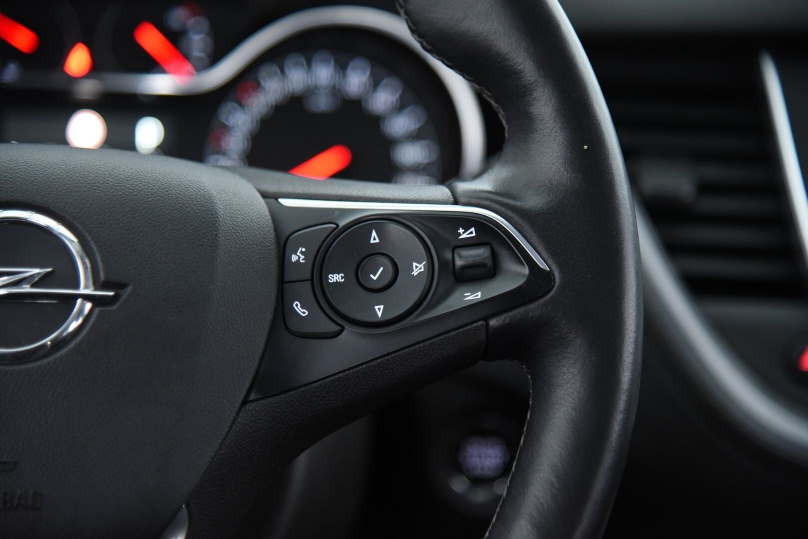 Opel Grandland X 2021 Innovation Plus 130 Turbo A / Matrix-LED / AGR-istuimet / Blis / Vakkari - 1-omisteinen Suomi-auto! / Sähk. takaluukku / 2x Aluvanteet