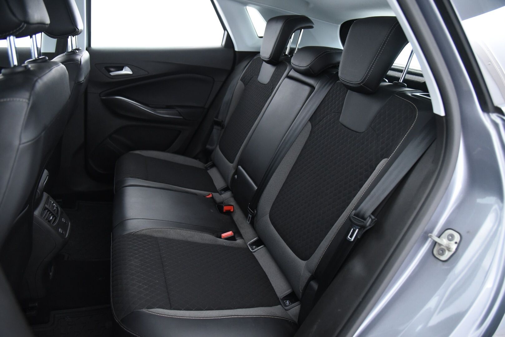 Opel Grandland X 2021 Innovation Plus 130 Turbo A / Matrix-LED / AGR-istuimet / Blis / Vakkari - 1-omisteinen Suomi-auto! / Sähk. takaluukku / 2x Aluvanteet