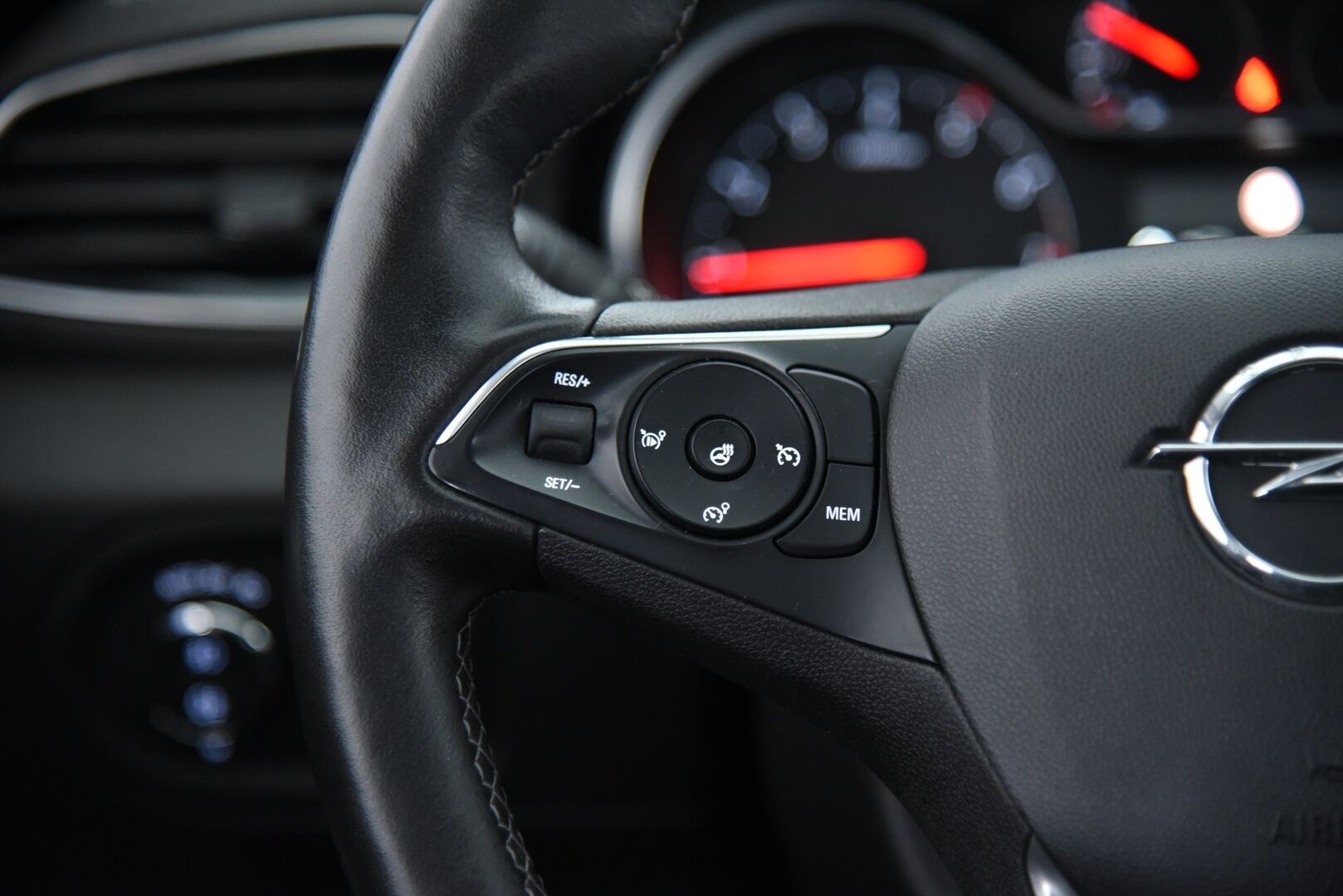 Opel Grandland X 2021 Innovation Plus 130 Turbo A / Matrix-LED / AGR-istuimet / Blis / Vakkari - 1-omisteinen Suomi-auto! / Sähk. takaluukku / 2x Aluvanteet