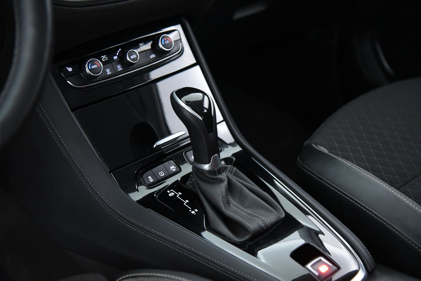 Opel Grandland X 2021 Innovation Plus 130 Turbo A / Matrix-LED / AGR-istuimet / Blis / Vakkari - 1-omisteinen Suomi-auto! / Sähk. takaluukku / 2x Aluvanteet