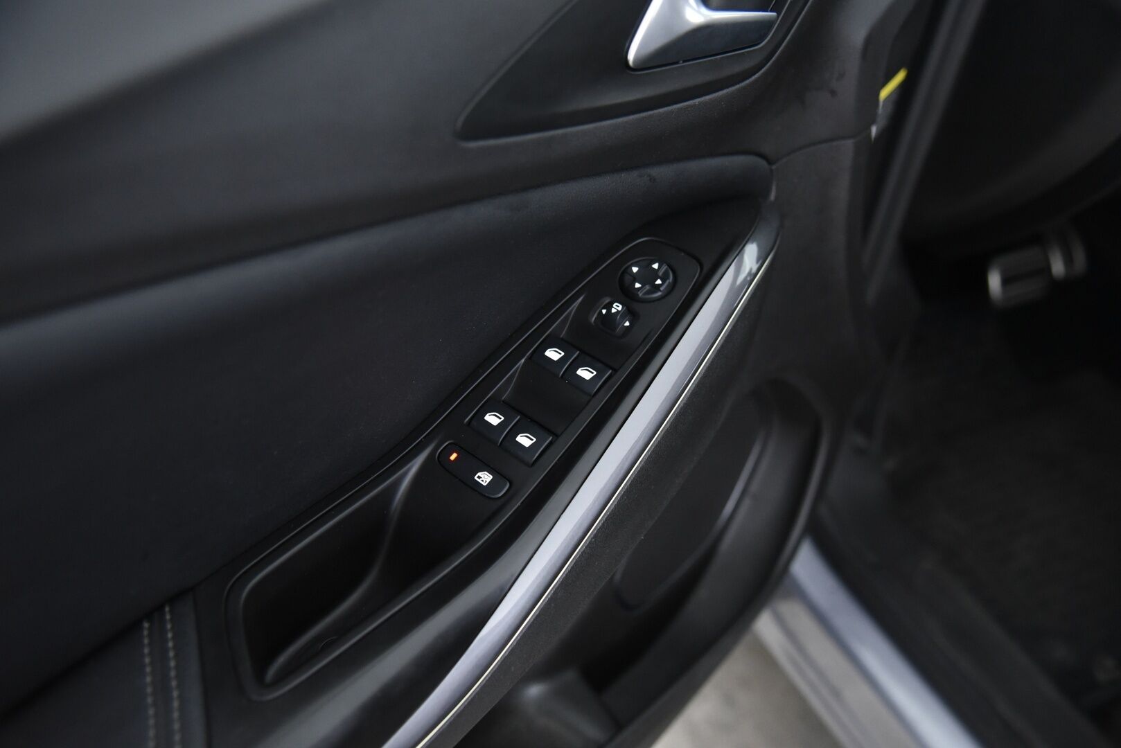 Opel Grandland X 2021 Innovation Plus 130 Turbo A / Matrix-LED / AGR-istuimet / Blis / Vakkari - 1-omisteinen Suomi-auto! / Sähk. takaluukku / 2x Aluvanteet