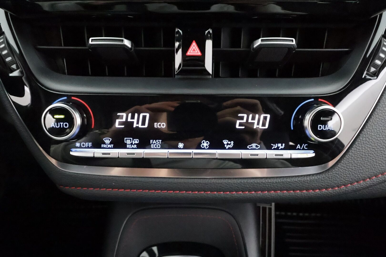 Toyota Corolla 2020 Hatchback 1,8 Hybrid Style * ACC / Lohko+SIsä / Sporttipenkit / P.kamera / LED / Navi / Keyless / Ratinlämmitin * - Suomi-auto / Kahdet renkaat aluvanteilla / Merkkihuollettu / Juuri katsastettu ja huollettu