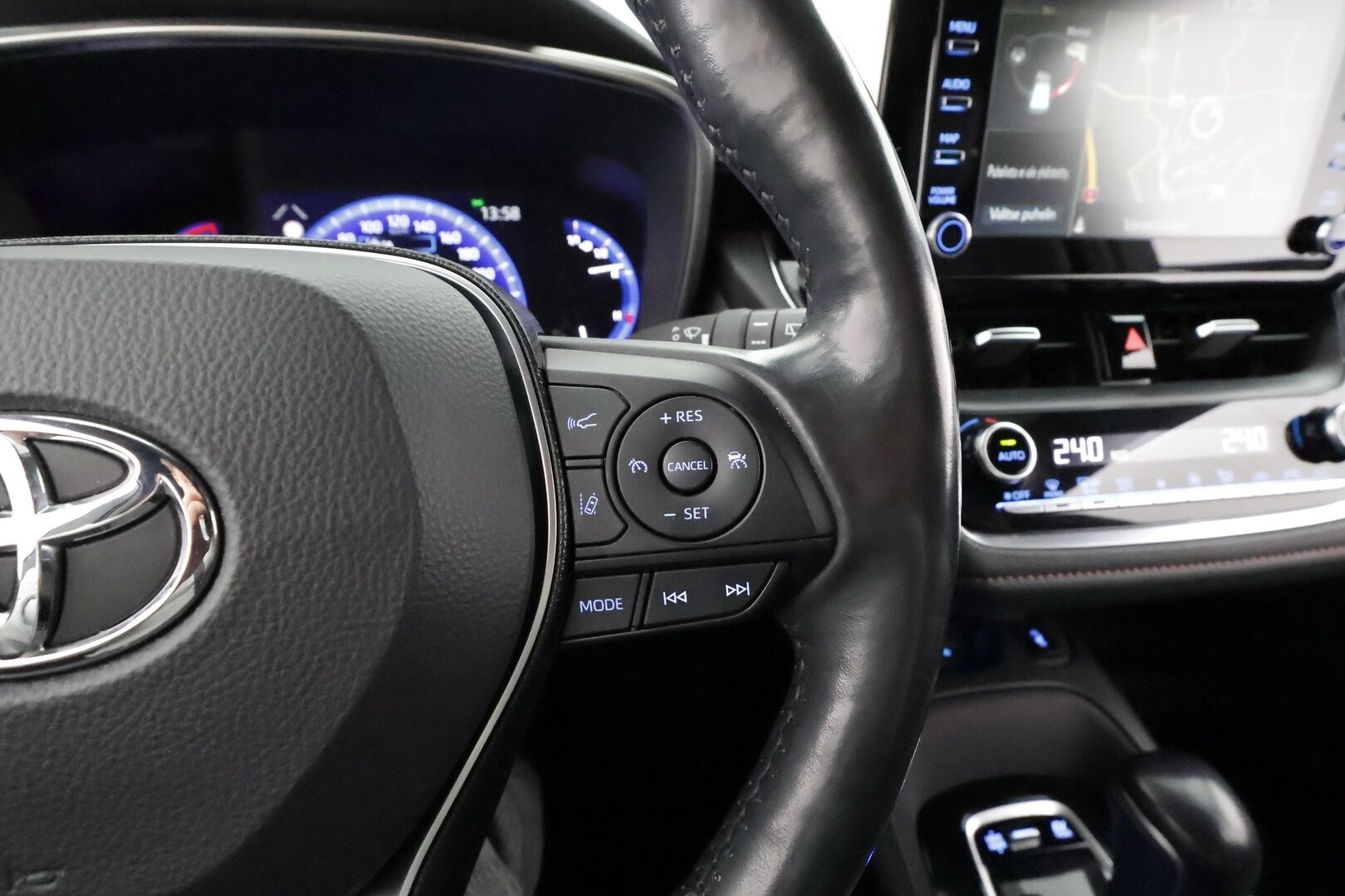 Toyota Corolla 2020 Hatchback 1,8 Hybrid Style * ACC / Lohko+SIsä / Sporttipenkit / P.kamera / LED / Navi / Keyless / Ratinlämmitin * - Suomi-auto / Kahdet renkaat aluvanteilla / Merkkihuollettu / Juuri katsastettu ja huollettu