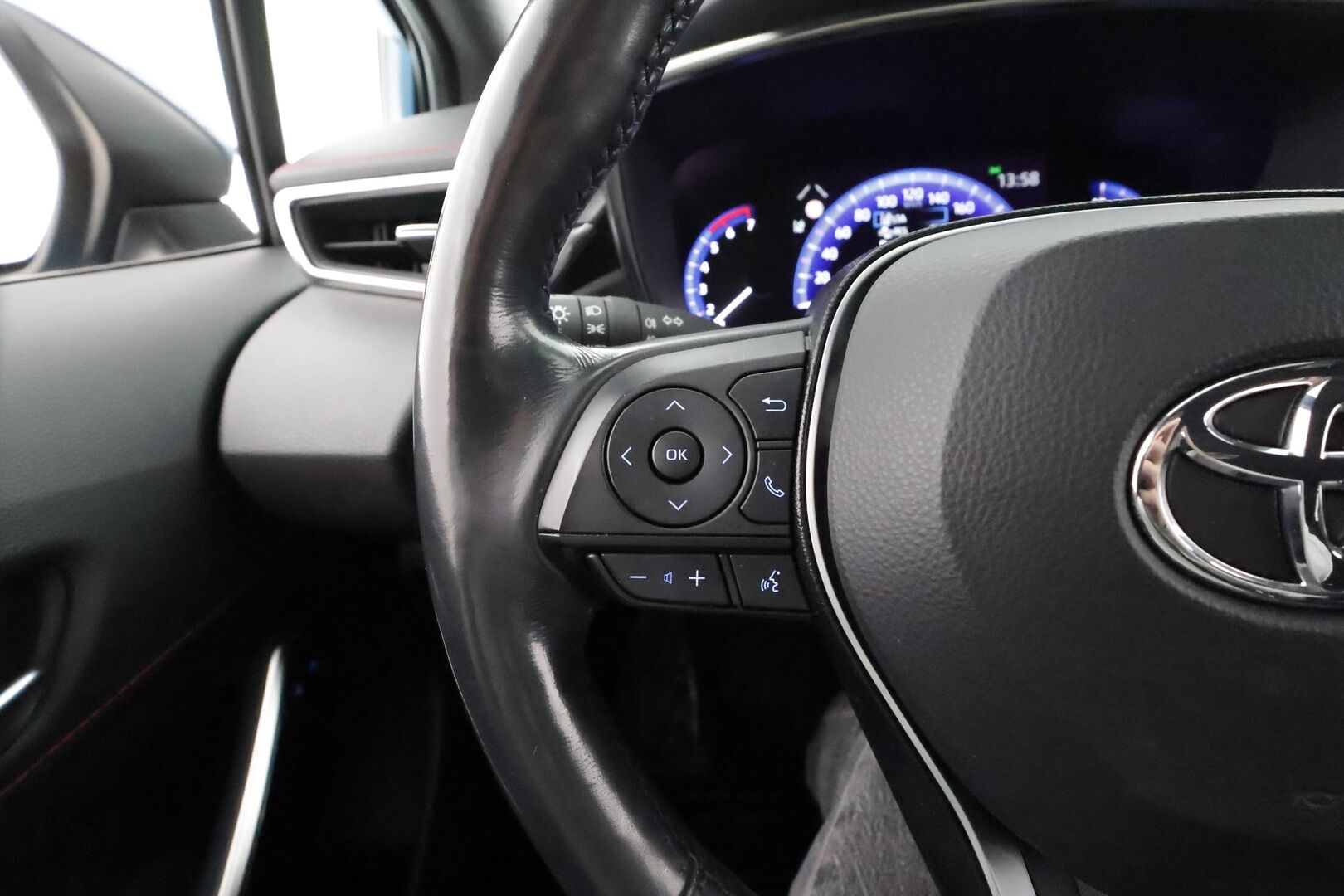 Toyota Corolla 2020 Hatchback 1,8 Hybrid Style * ACC / Lohko+SIsä / Sporttipenkit / P.kamera / LED / Navi / Keyless / Ratinlämmitin * - Suomi-auto / Kahdet renkaat aluvanteilla / Merkkihuollettu / Juuri katsastettu ja huollettu