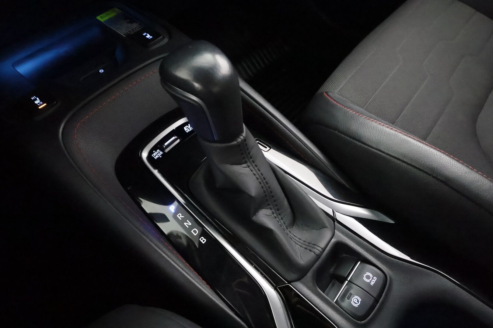 Toyota Corolla 2020 Hatchback 1,8 Hybrid Style * ACC / Lohko+SIsä / Sporttipenkit / P.kamera / LED / Navi / Keyless / Ratinlämmitin * - Suomi-auto / Kahdet renkaat aluvanteilla / Merkkihuollettu / Juuri katsastettu ja huollettu