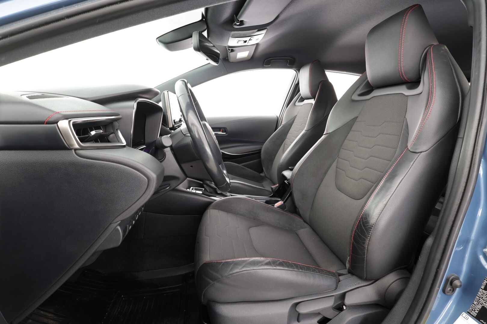 Toyota Corolla 2020 Hatchback 1,8 Hybrid Style * ACC / Lohko+SIsä / Sporttipenkit / P.kamera / LED / Navi / Keyless / Ratinlämmitin * - Suomi-auto / Kahdet renkaat aluvanteilla / Merkkihuollettu / Juuri katsastettu ja huollettu