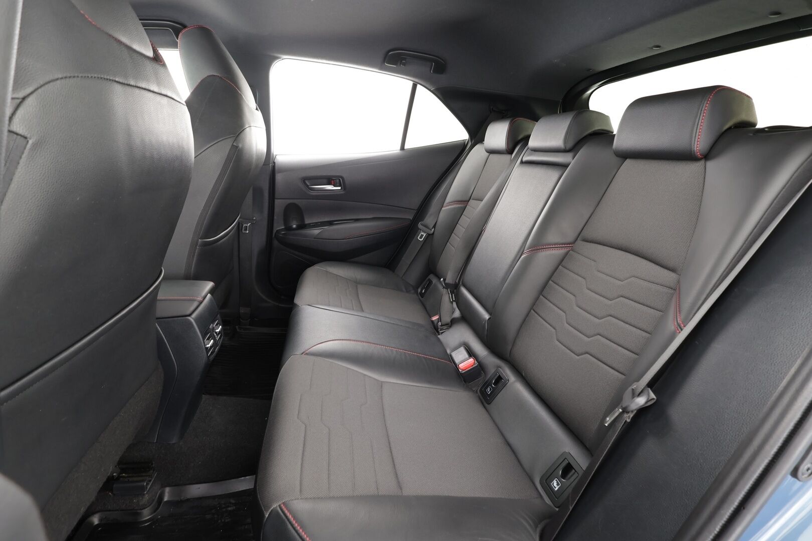 Toyota Corolla 2020 Hatchback 1,8 Hybrid Style * ACC / Lohko+SIsä / Sporttipenkit / P.kamera / LED / Navi / Keyless / Ratinlämmitin * - Suomi-auto / Kahdet renkaat aluvanteilla / Merkkihuollettu / Juuri katsastettu ja huollettu