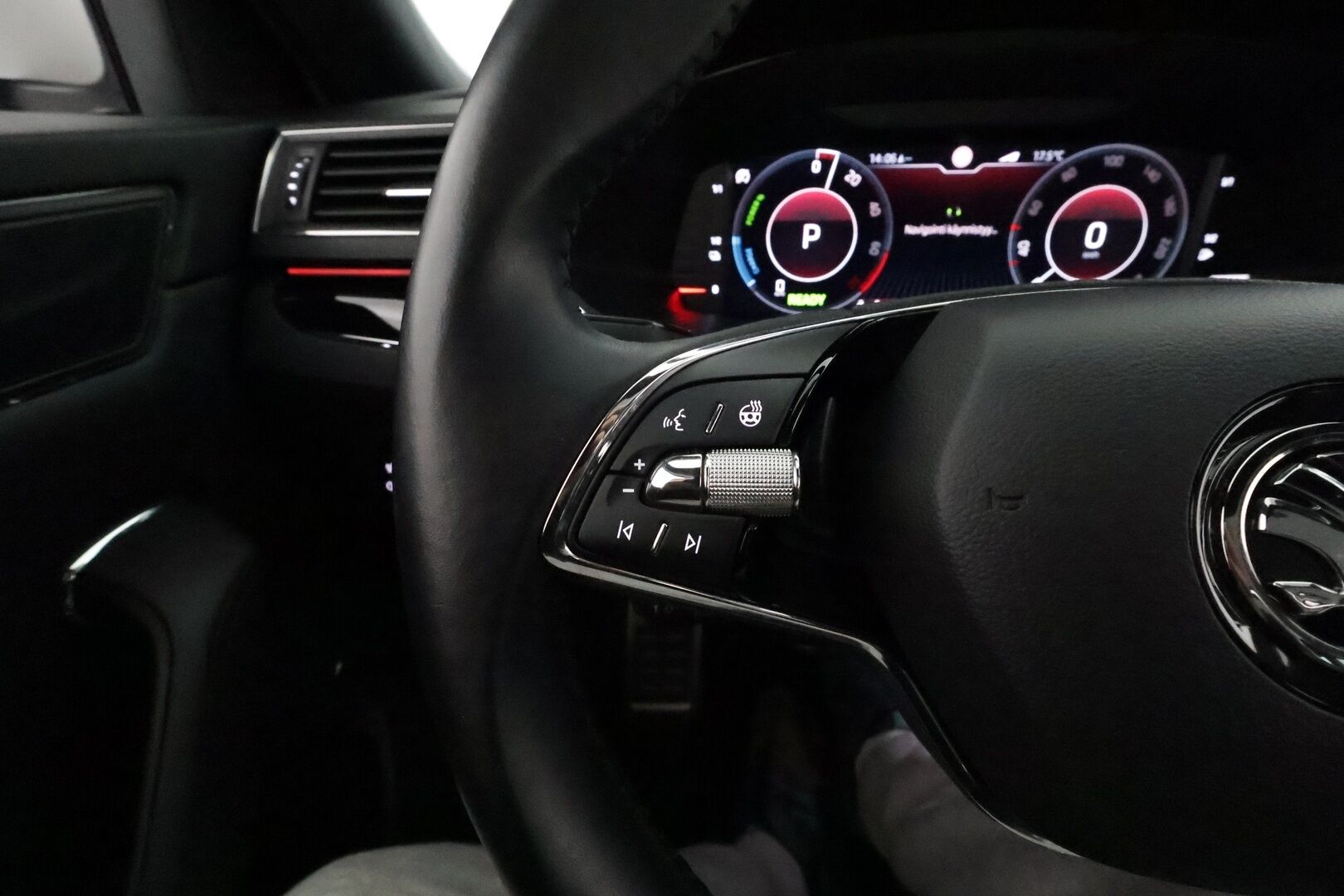 Skoda Superb 2021 Combi 1,4TSI PHEV L&K iV DSG **Panorama / Canton / Koukku / ACC / Matrix-LED / 360° / Hierova&Ilmastoitu Muistipenkki** - Webasto / Suomi-auto / 2x Latauskaapelit / Kahdet Renkaat / **HUIPPU VARUSTEILLA**