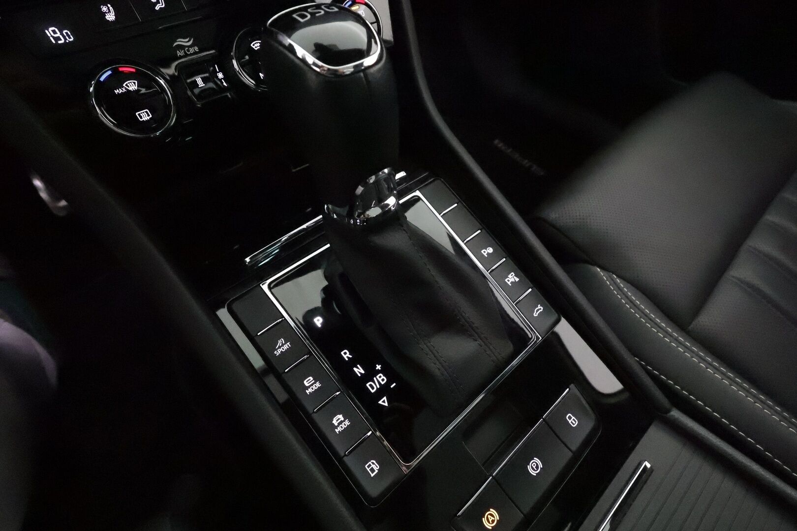 Skoda Superb 2021 Combi 1,4TSI PHEV L&K iV DSG **Panorama / Canton / Koukku / ACC / Matrix-LED / 360° / Hierova&Ilmastoitu Muistipenkki** - Webasto / Suomi-auto / 2x Latauskaapelit / Kahdet Renkaat / **HUIPPU VARUSTEILLA**