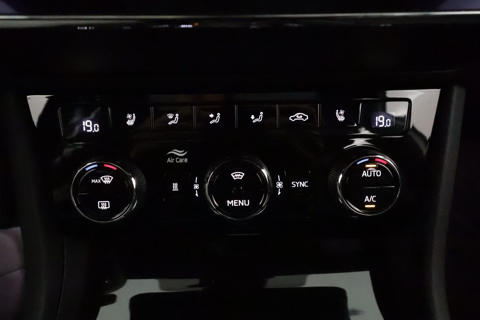 Skoda Superb 2021 Combi 1,4TSI PHEV L&K iV DSG **Panorama / Canton / Koukku / ACC / Matrix-LED / 360° / Hierova&Ilmastoitu Muistipenkki** - Webasto / Suomi-auto / 2x Latauskaapelit / Kahdet Renkaat / **HUIPPU VARUSTEILLA**