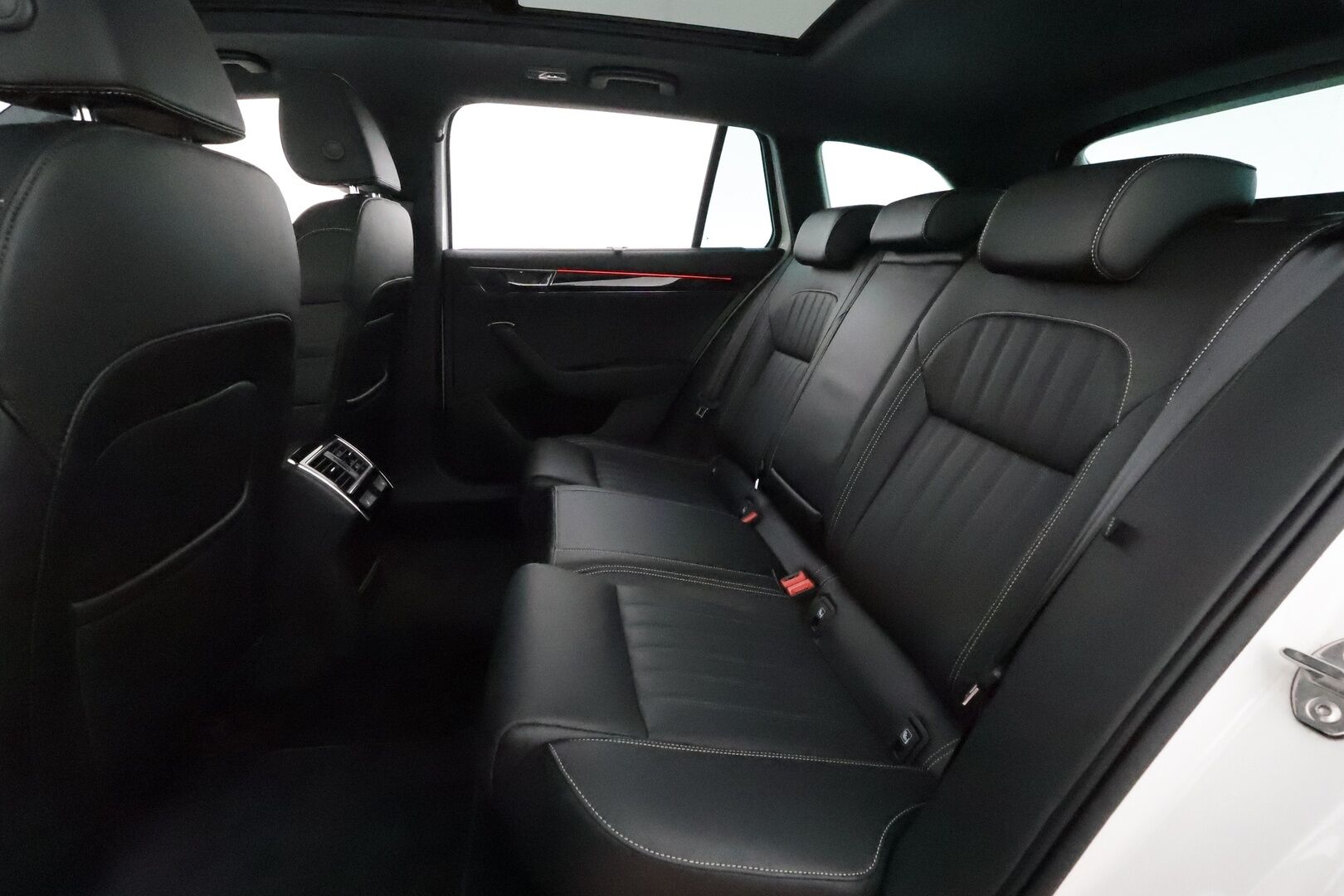 Skoda Superb 2021 Combi 1,4TSI PHEV L&K iV DSG **Panorama / Canton / Koukku / ACC / Matrix-LED / 360° / Hierova&Ilmastoitu Muistipenkki** - Webasto / Suomi-auto / 2x Latauskaapelit / Kahdet Renkaat / **HUIPPU VARUSTEILLA**