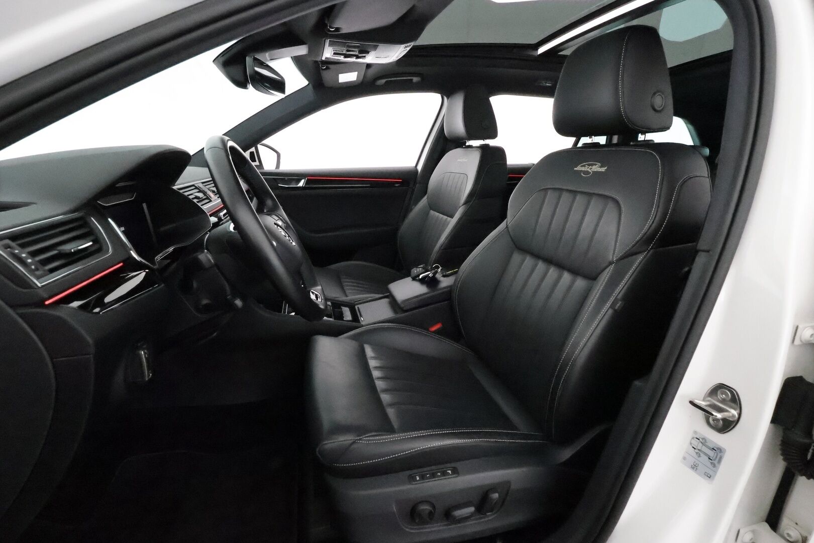 Skoda Superb 2021 Combi 1,4TSI PHEV L&K iV DSG **Panorama / Canton / Koukku / ACC / Matrix-LED / 360° / Hierova&Ilmastoitu Muistipenkki** - Webasto / Suomi-auto / 2x Latauskaapelit / Kahdet Renkaat / **HUIPPU VARUSTEILLA**