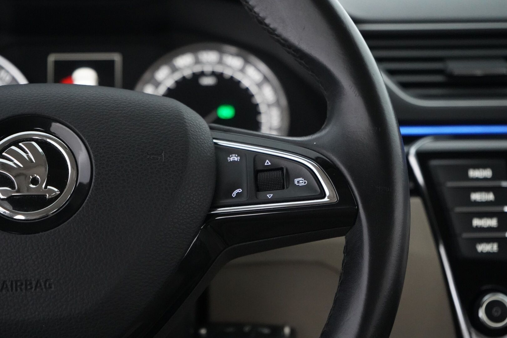 Skoda Superb 2016 2,0 TDI 190 4x4 L&K DSG Autom. *Ilmastoidut penkit muistilla / Webasto / ACC / Koukku / Kamera / Canton* - Kahdet renkaat vanteilla / Juuri katsastettu / L&K / Neliveto - HULLUT AVAJAISHULINAT KORKOTARJOUS 3,29 %