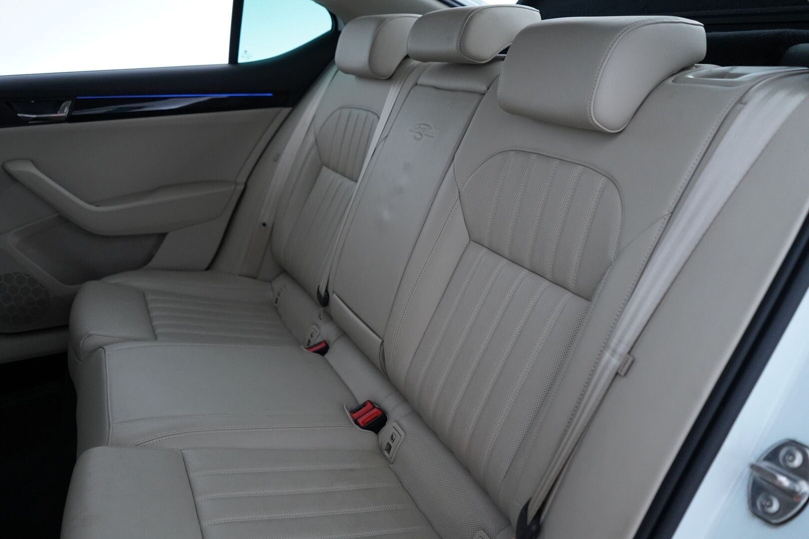 Skoda Superb 2016 2,0 TDI 190 4x4 L&K DSG Autom. *Ilmastoidut penkit muistilla / Webasto / ACC / Koukku / Kamera / Canton* - Kahdet renkaat vanteilla / Fiksut huollot / L&K / Neliveto 