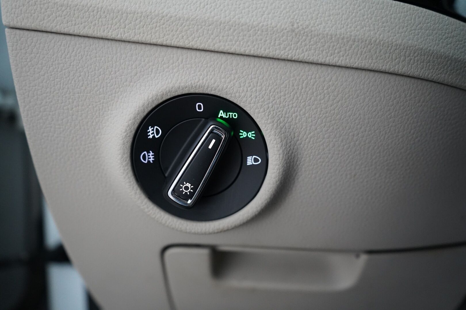 Skoda Superb 2016 2,0 TDI 190 4x4 L&K DSG Autom. *Ilmastoidut penkit muistilla / Webasto / ACC / Koukku / Kamera / Canton* - Kahdet renkaat vanteilla / Fiksut huollot / L&K / Neliveto 