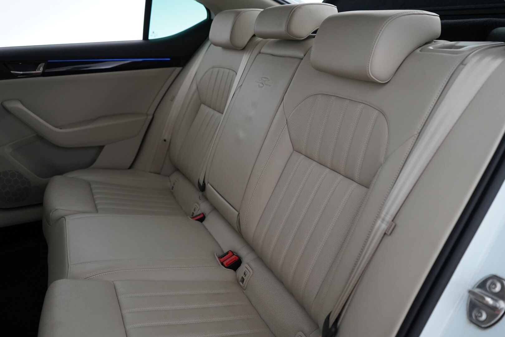 Skoda Superb 2016 2,0 TDI 190 4x4 L&K DSG Autom. *Ilmastoidut penkit muistilla / Webasto / ACC / Koukku / Kamera / Canton* - Kahdet renkaat vanteilla / Fiksut huollot / L&K / Neliveto 