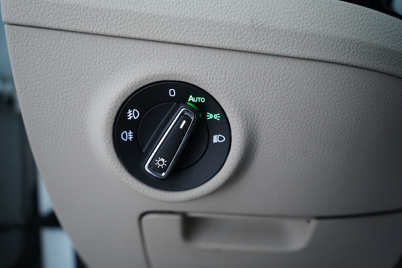 Skoda Superb 2016 2,0 TDI 190 4x4 L&K DSG Autom. *Ilmastoidut penkit muistilla / Webasto / ACC / Koukku / Kamera / Canton* - Kahdet renkaat vanteilla / Fiksut huollot / L&K / Neliveto 