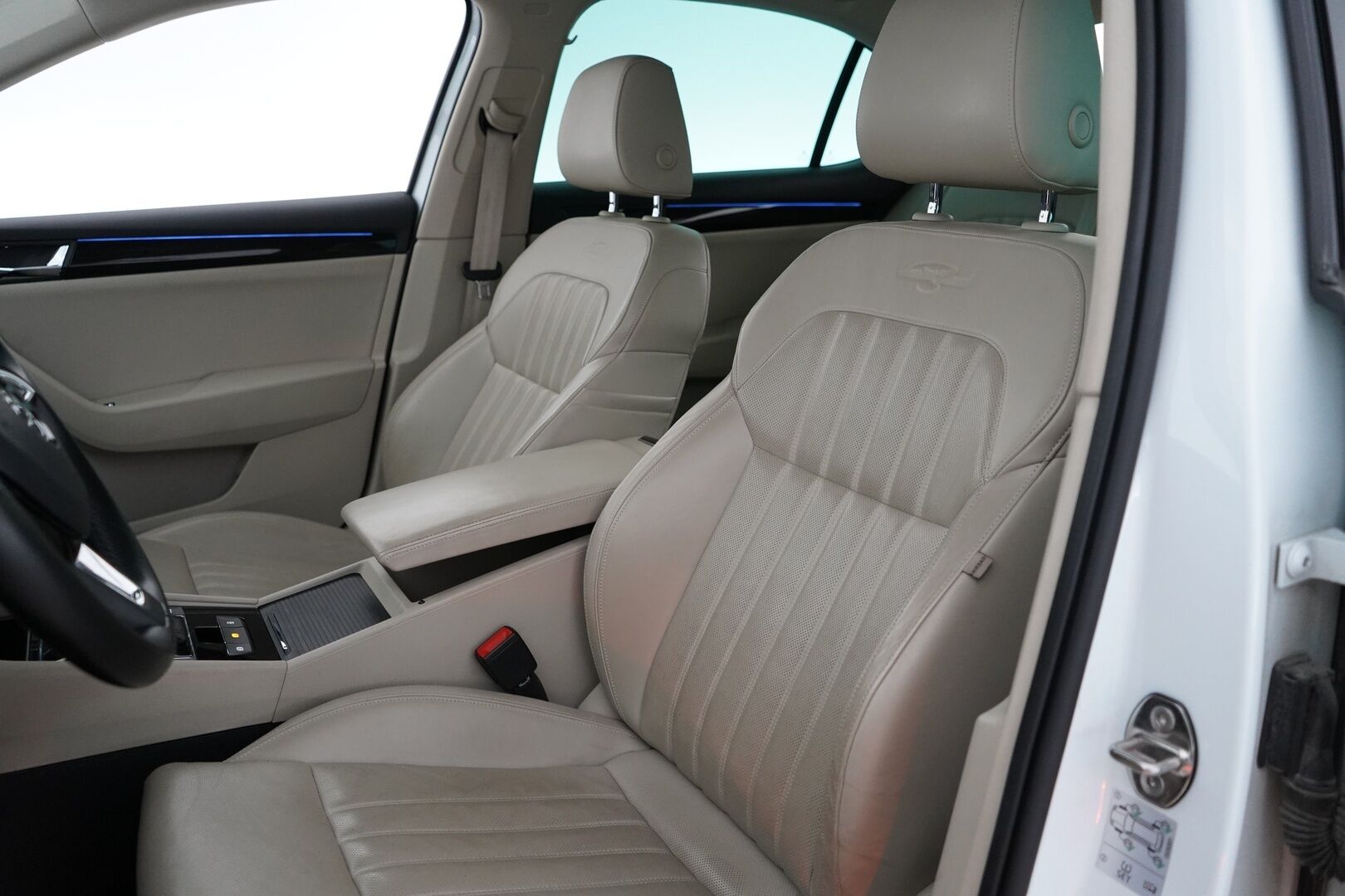 Skoda Superb 2016 2,0 TDI 190 4x4 L&K DSG Autom. *Ilmastoidut penkit muistilla / Webasto / ACC / Koukku / Kamera / Canton* - Kahdet renkaat vanteilla / Juuri katsastettu / L&K / Neliveto - HULLUT AVAJAISHULINAT KORKOTARJOUS 3,29 %