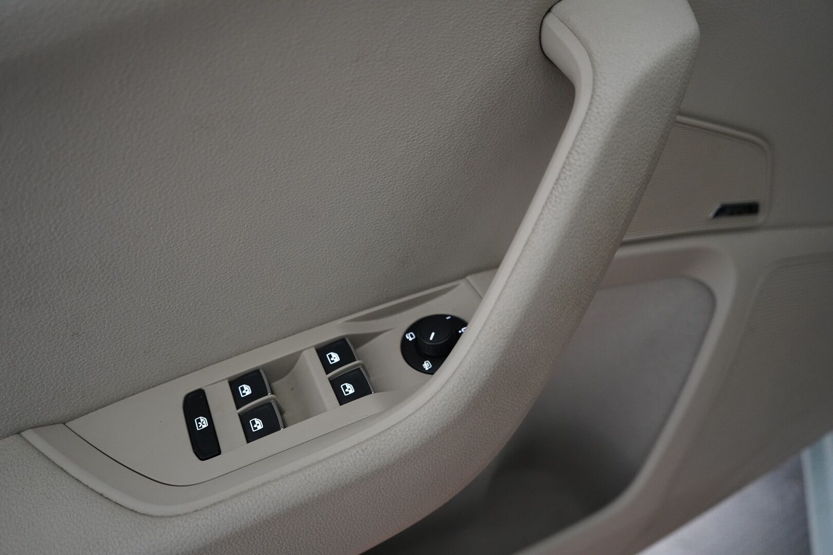 Skoda Superb 2016 2,0 TDI 190 4x4 L&K DSG Autom. *Ilmastoidut penkit muistilla / Webasto / ACC / Koukku / Kamera / Canton* - Kahdet renkaat vanteilla / Fiksut huollot / L&K / Neliveto 